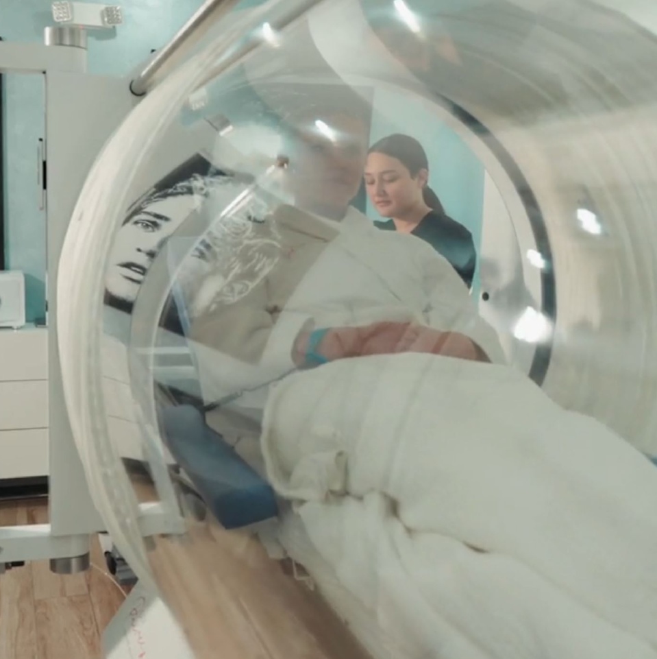 Miami Hyperbaric Oxygen Therapy chamber at Casa Privee. Search for hyperbaric chamber therapy near me? Give us a call today.